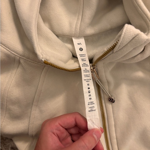 Brand new never worn LULU LEMON scuba ! - Picture 2 of 3